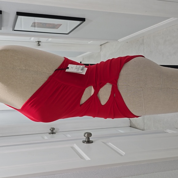 Red One-Shoulder Cutout Swimsuit – Bold & Chic - Picture 3 of 5